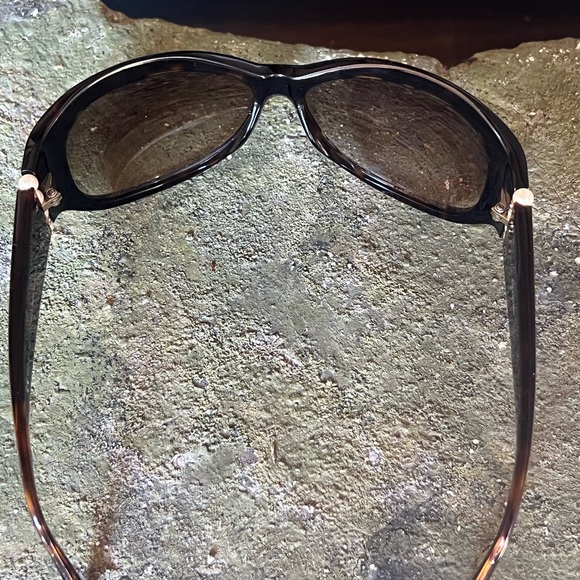 Valentino sunglasses with case, color is brown tortoise shell - Picture 6 of 9